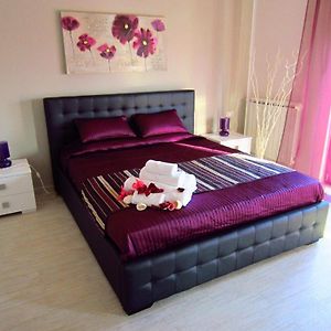 Zimmer mit Kingsize-Bett